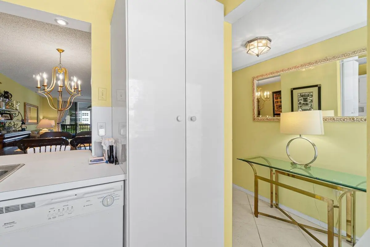 KITCHEN at 911 Gardenia Drive 249, Delray Beach