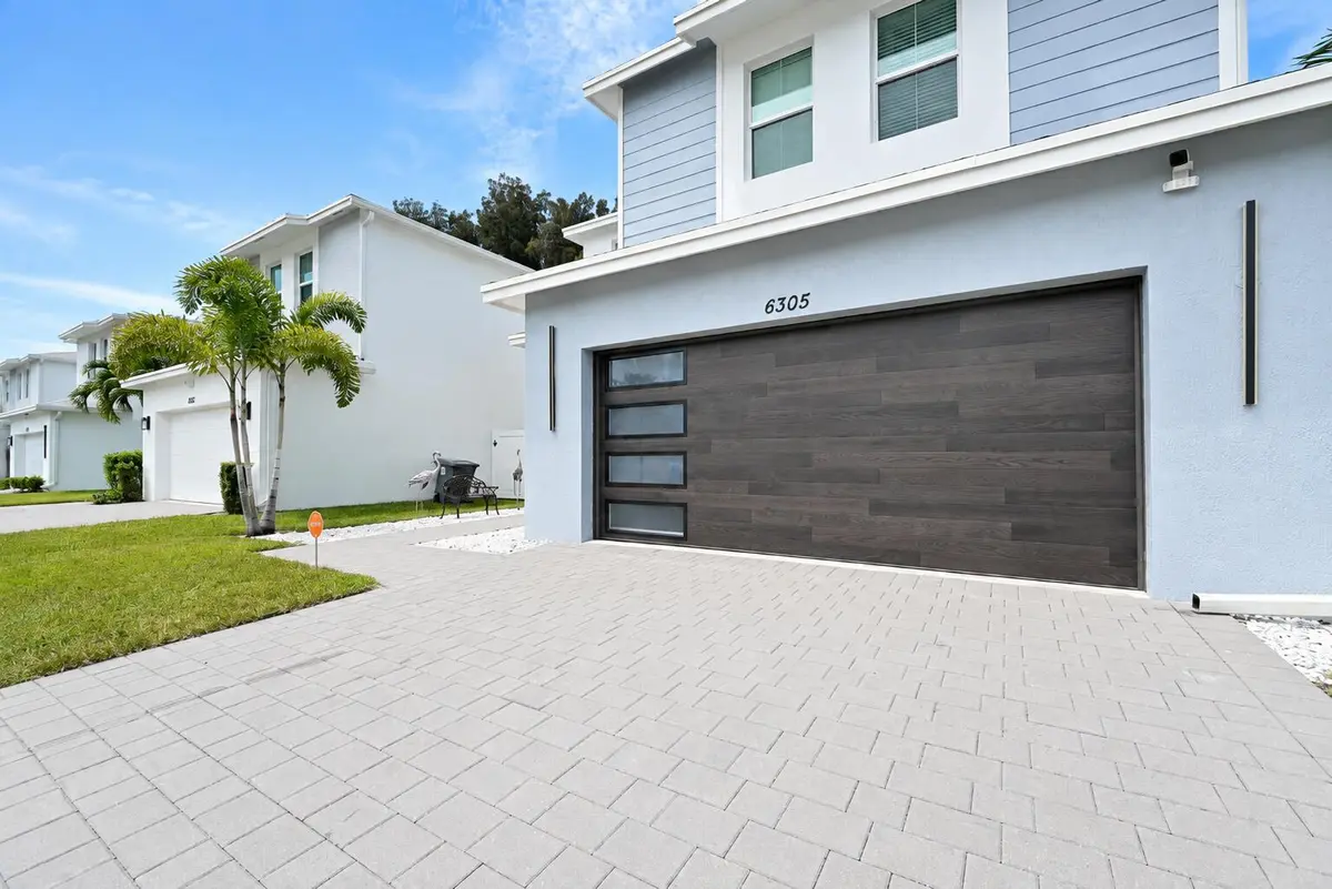 02 Garaje y entrada at 6305 TENOR Drive, West Palm Beach