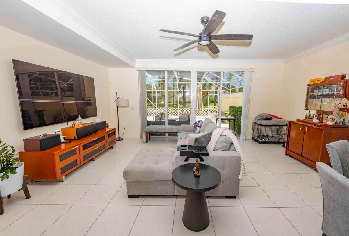 Living area at 154 SANTA BARBARA Way, Palm Beach Gardens