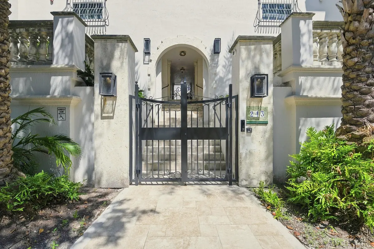 02_xul09245 at 243 Meridian Avenue 113, Miami Beach