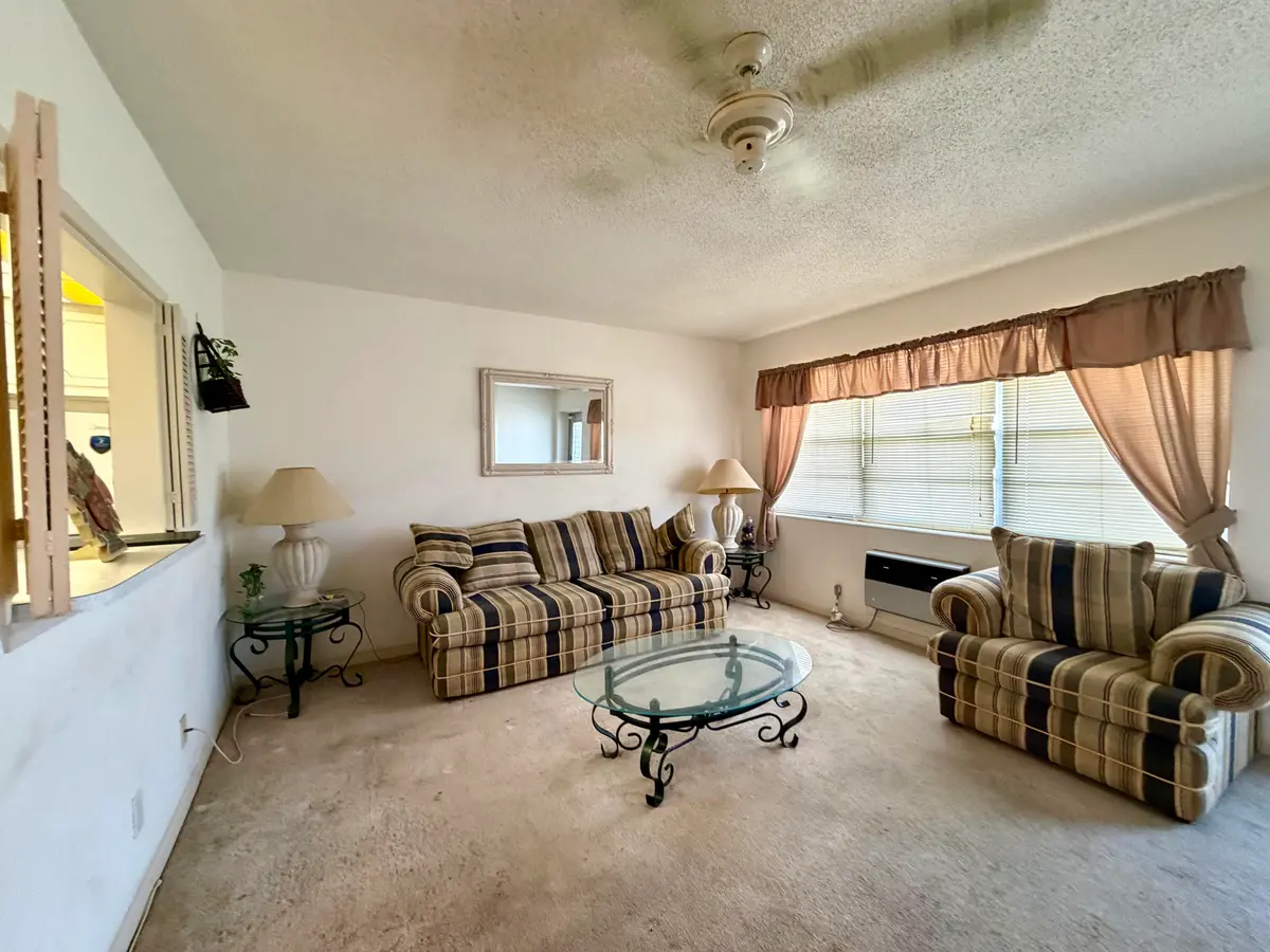 living room at 348 NORTHAMPTON Q, West Palm Beach