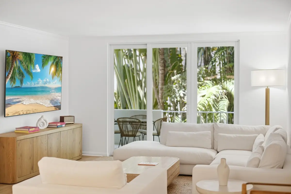 LOUNGE at 226 Brazilian Avenue 2b, Palm Beach