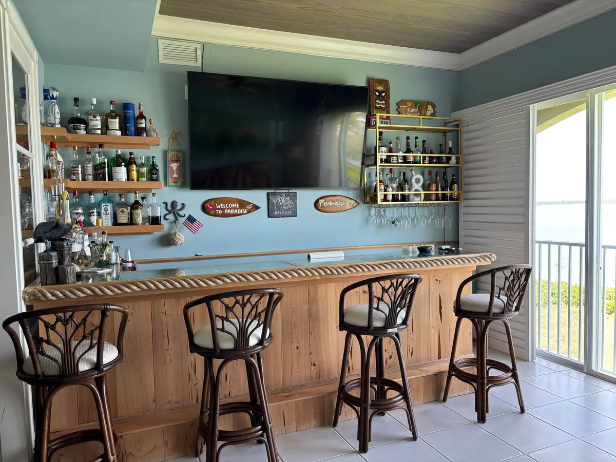 FL Rm Bar at 31 HARBOUR ISLE Drive PH05, Fort Pierce