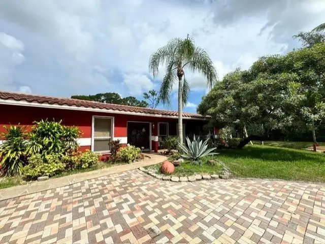 GetMedia (2) at 5800 PINETREE Road, Parkland