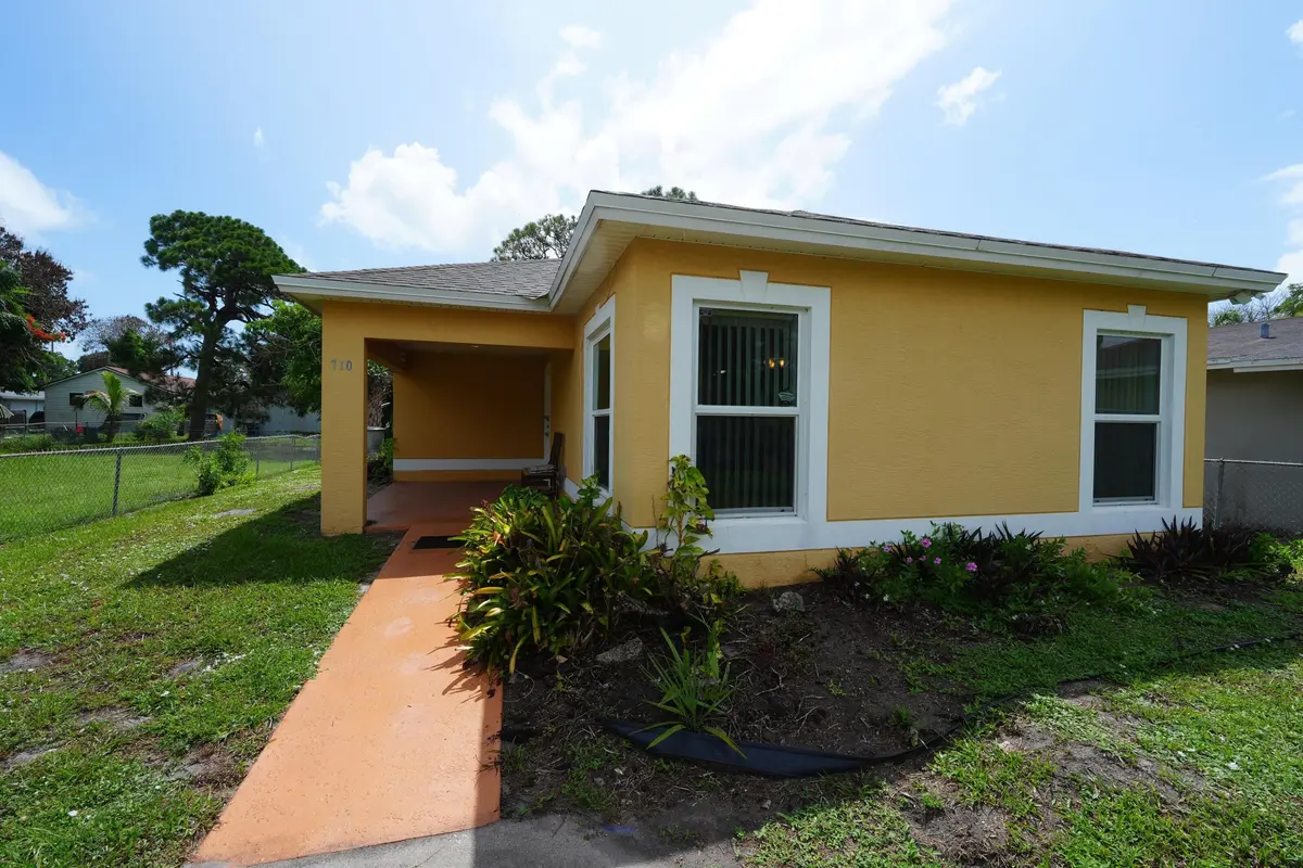 Front yard at 710 N 23rd Street, Fort Pierce