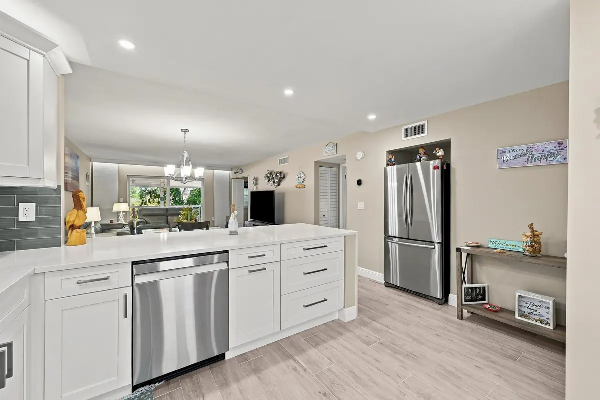 06_stl_2428_with_tv at 4629 POINCIANA Street 304, Lauderdale-By-The-Sea
