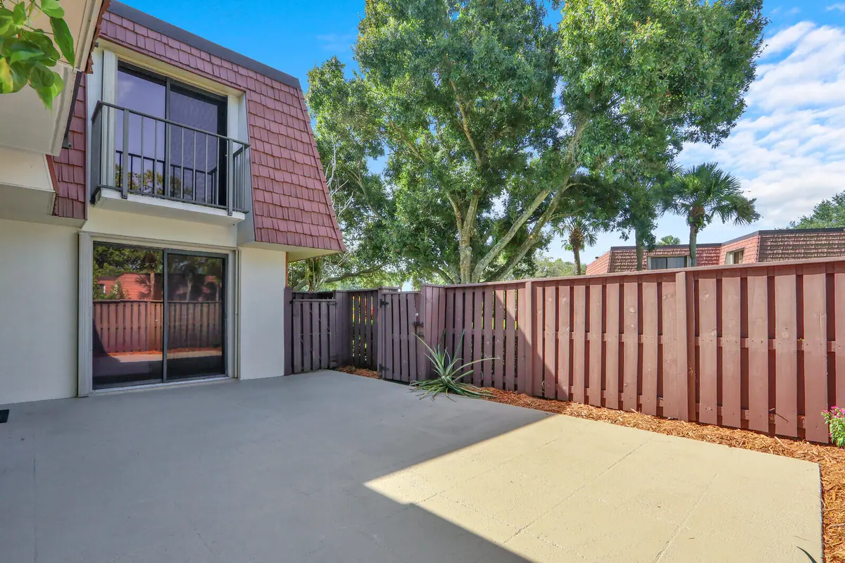 Court Yard at 2940 SW Sunset Trace Circle, Palm City