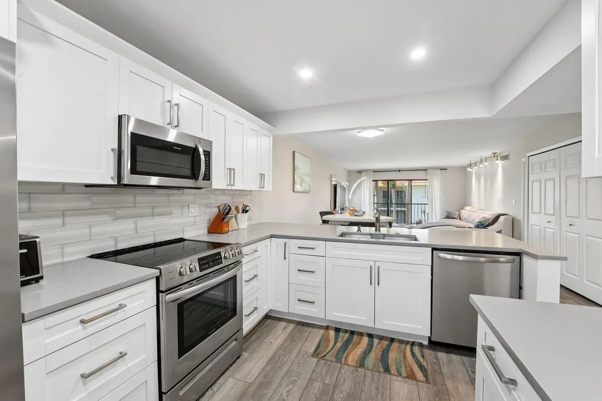 Kitchen at 327 LAKEVIEW Drive 203, Weston