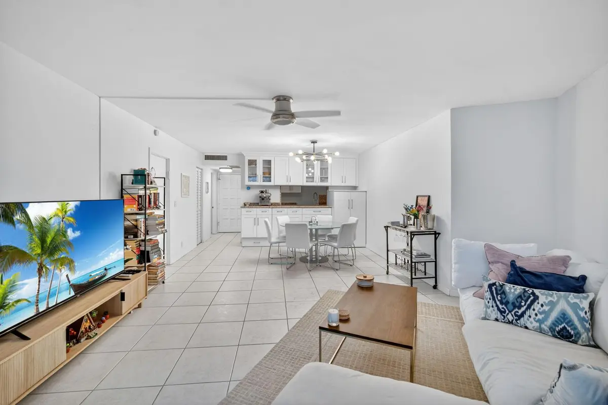 Photo 3 at 3900 N HILLS Drive 306, Hollywood