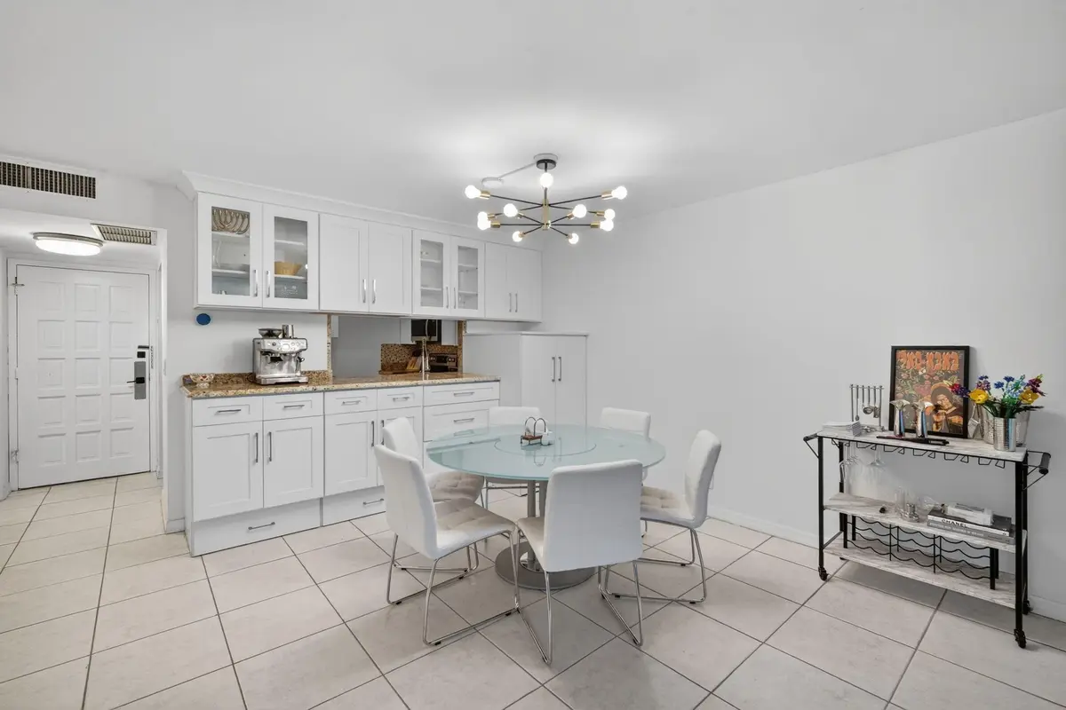 Photo 4 at 3900 N HILLS Drive 306, Hollywood