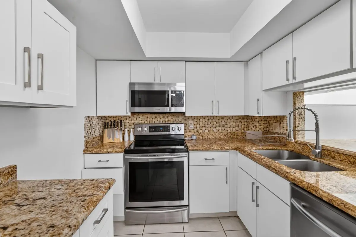 Photo 6 at 3900 N HILLS Drive 306, Hollywood