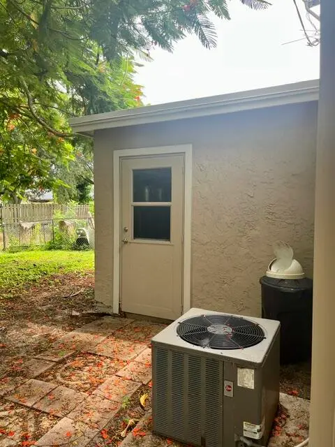 Laundry rm #428 at 424 Jennings Avenue, Greenacres