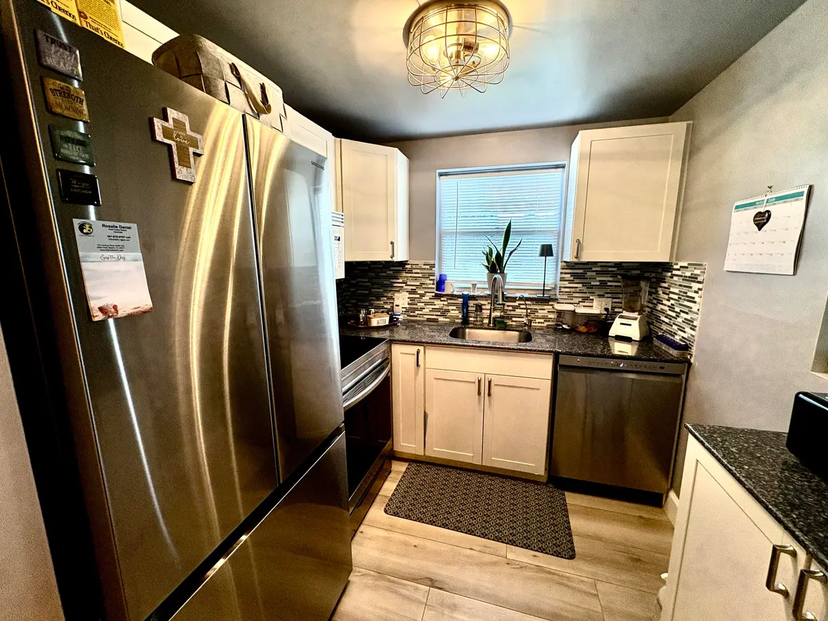 granite ountertops at 140 WINDSOR G, West Palm Beach