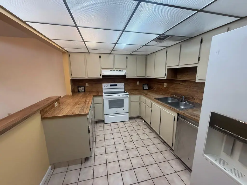 Lisa kitchen close at 5006 S University Drive, Davie