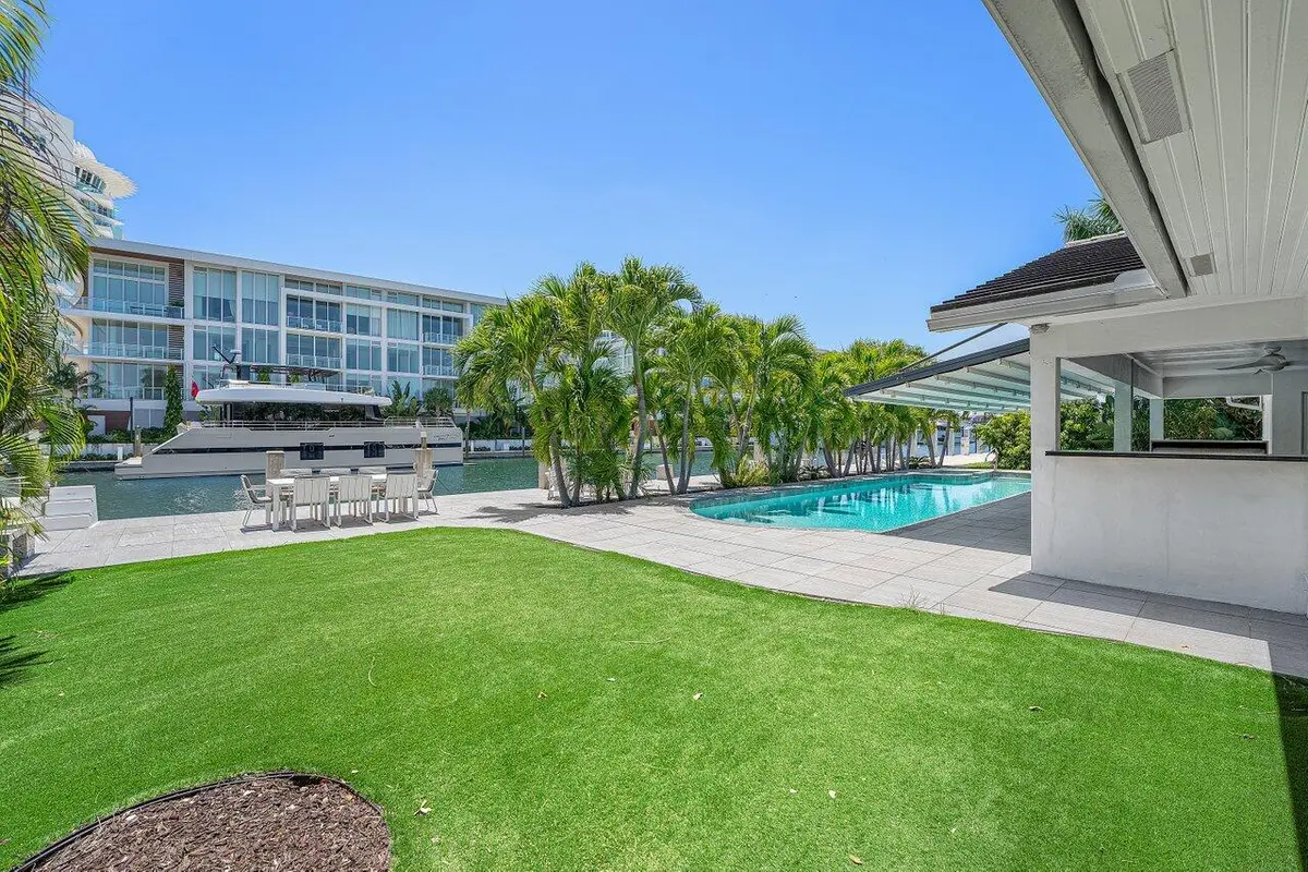 m42 at 2540 MERCEDES Drive, Fort Lauderdale