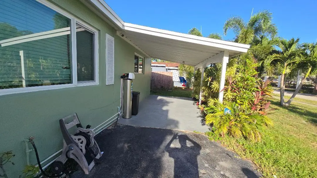 J4 at 911 NE 58TH Street, Oakland Park