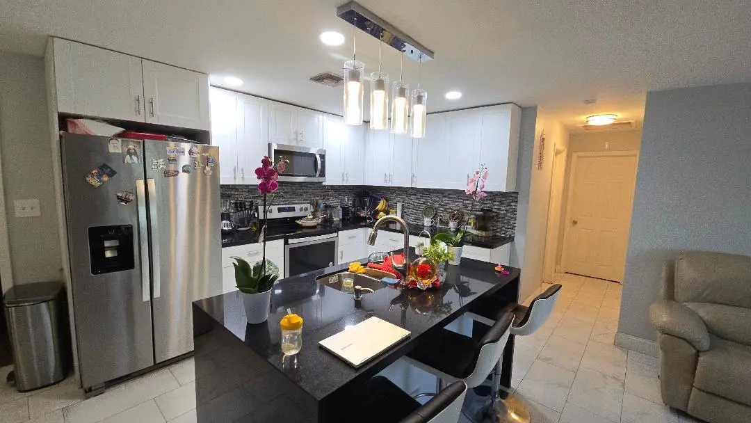 J5 at 911 NE 58TH Street, Oakland Park