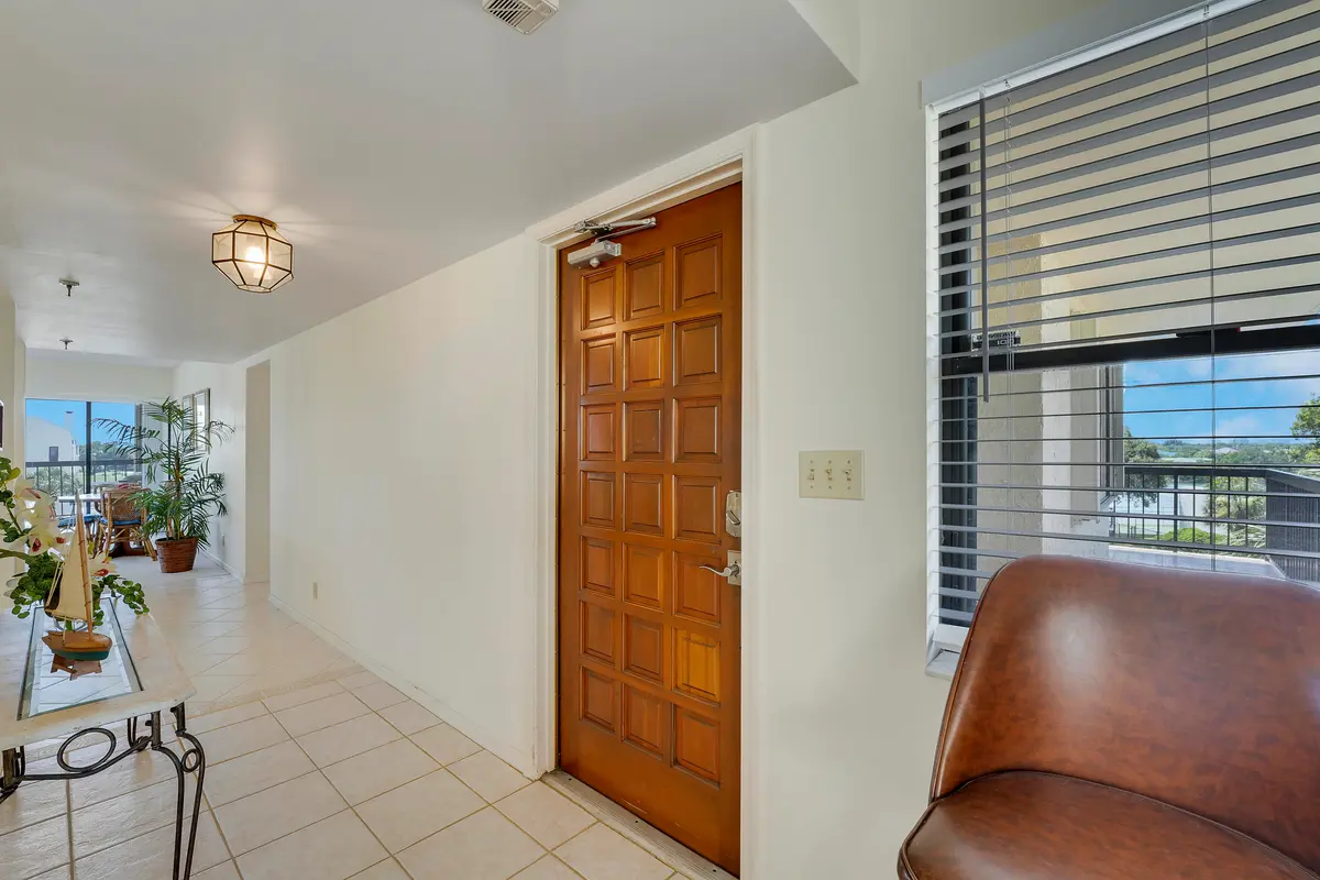 Entry at 372 Golfview Road 403, North Palm Beach