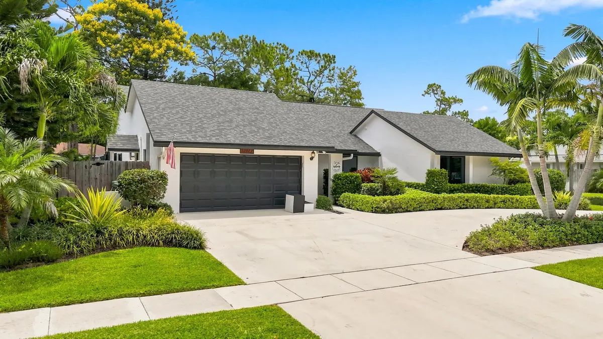 Front Exterior & Driveway at 13972 Ishnala Circle, Wellington