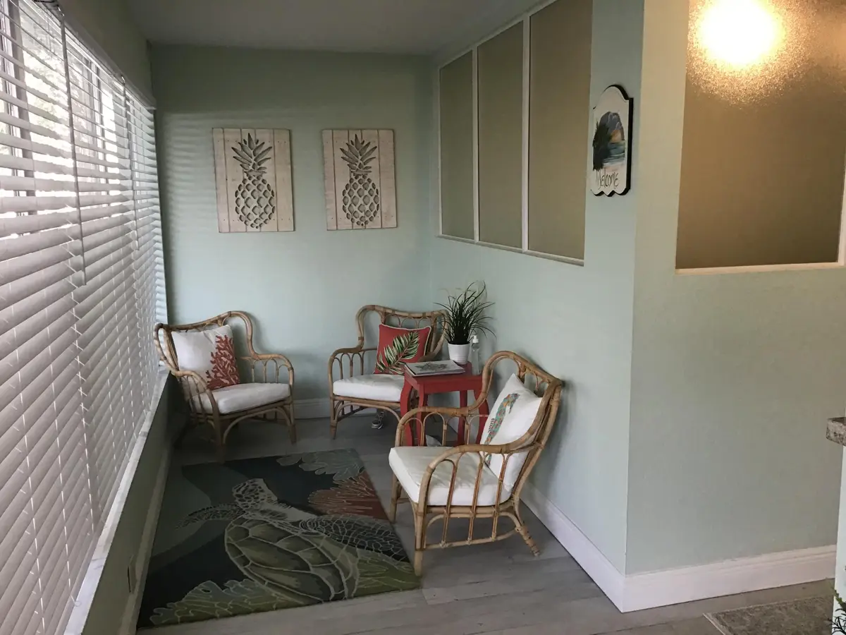 waiting area at 812 SE 8TH Avenue, Deerfield Beach