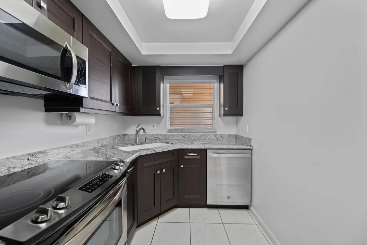 kitchen at 725 N RIVERSIDE Drive 203, Pompano Beach