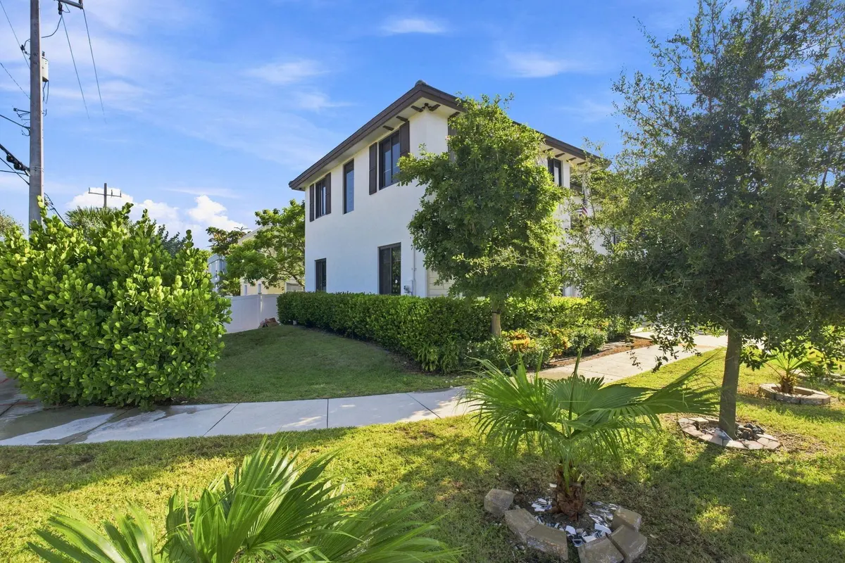 11-web-or-mls-002_DSC_00524 at 1090 SE 3RD Street 1090, Pompano Beach
