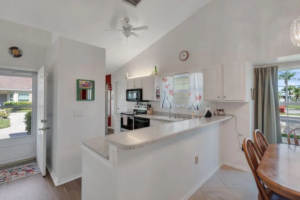 Tofrontentry at 1828 AYNSLEY Way 1, Vero Beach