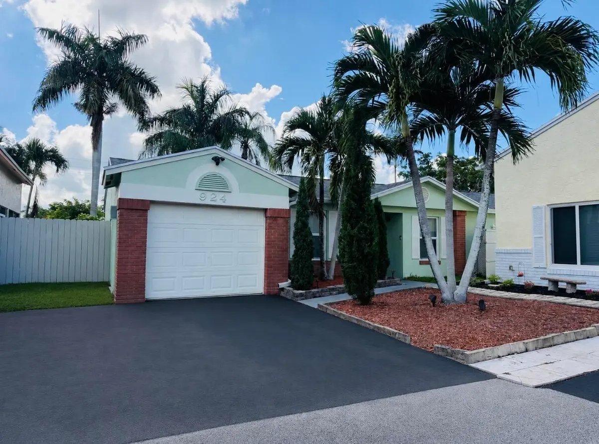 Front of Structure at 924 CUMBERLAND Terrace, Davie