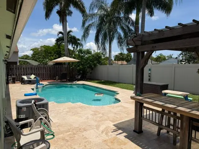 Pool at 924 CUMBERLAND Terrace, Davie