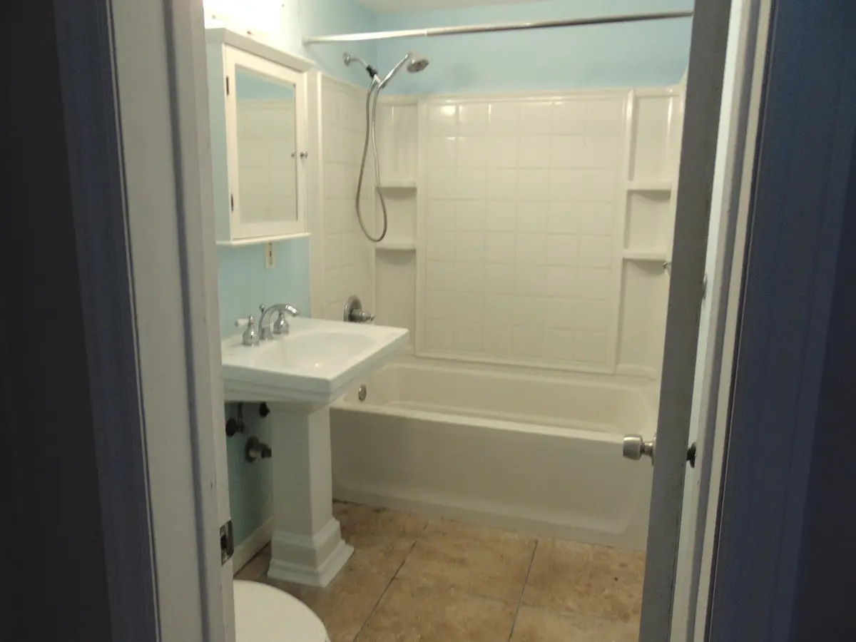 Bath primary at 71 NE 56th Court, Oakland Park