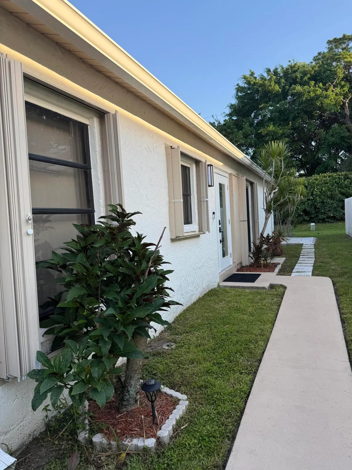 Entrance at 5075 Mirror Lakes Boulevard, Boynton Beach