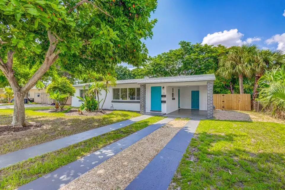Front at 512 BAYBERRY Drive, Lake Park