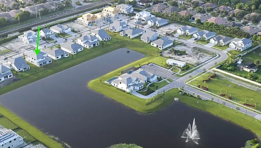Prime Lake Location at 4951 Naugle Way 18 Livingston, Davie