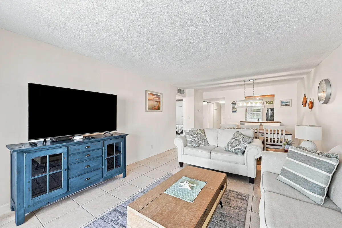 08_stl_3633_with_tv at 777 S Federal Highway D204, Pompano Beach
