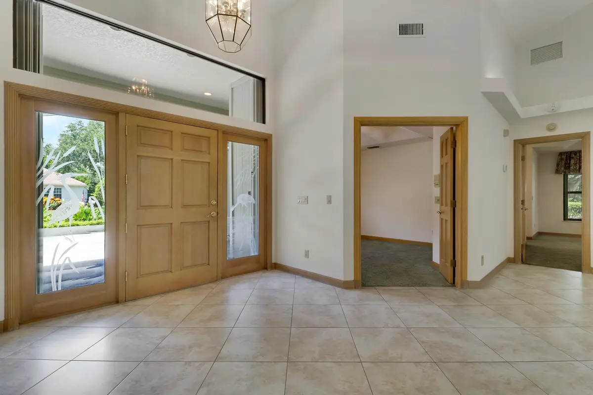 Entry at 18691 SE LAKESIDE Way, Jupiter