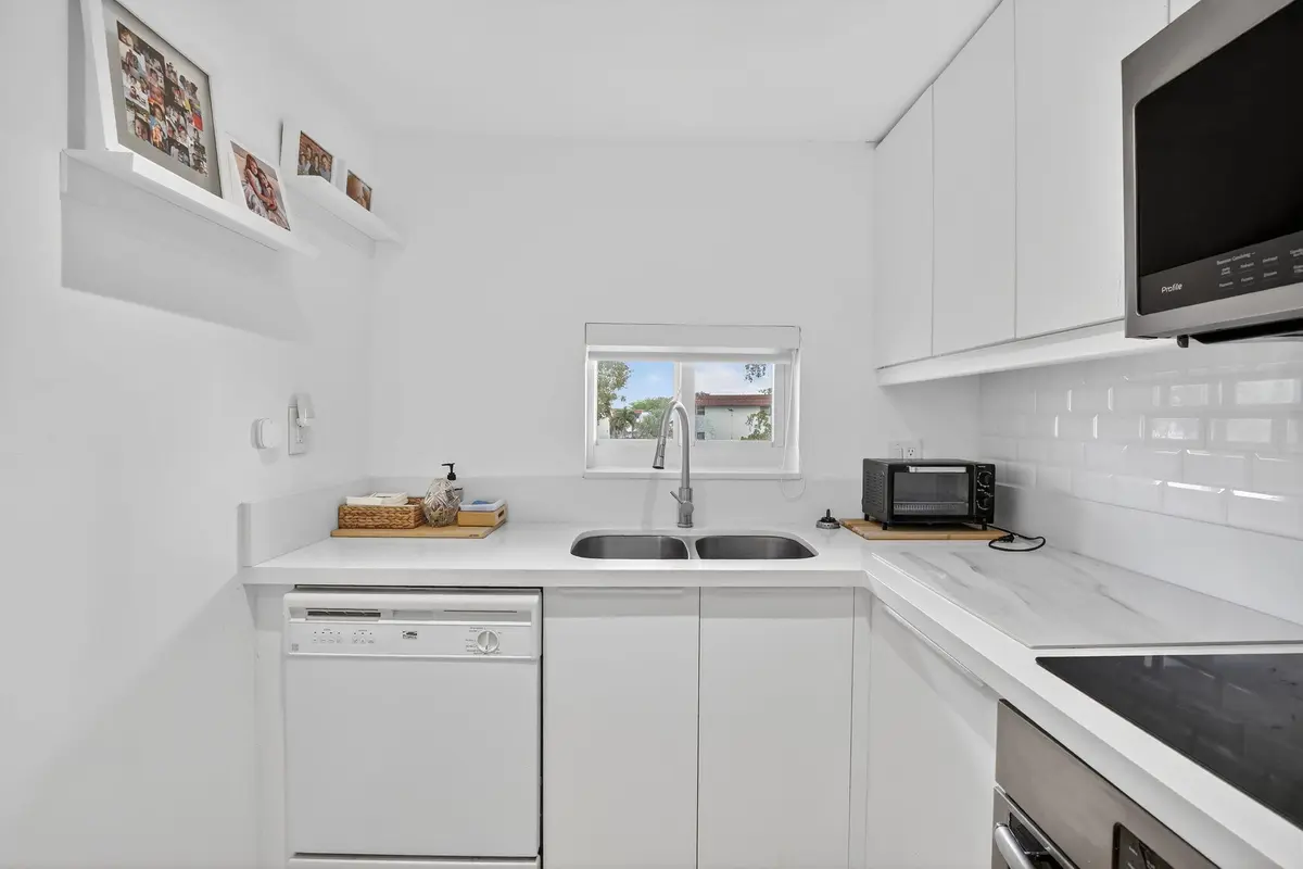 7-web-or-mls-_A7A2178 at 9820 S HOLLYBROOK LAKE Drive 306, Pembroke Pines