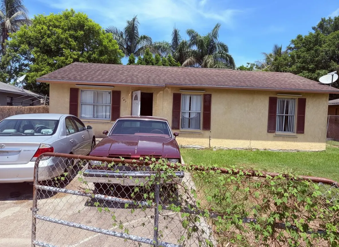 Front House at 307 Seminole Court, Pahokee