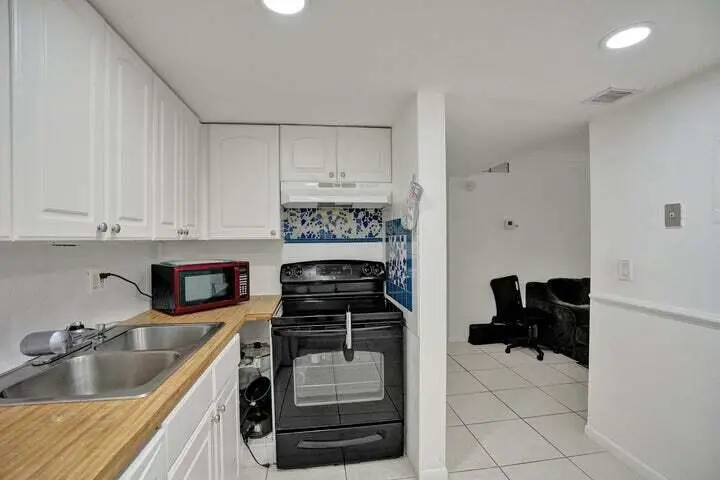 Kitchen 3 at 636 NW 13TH Street 0240, Boca Raton