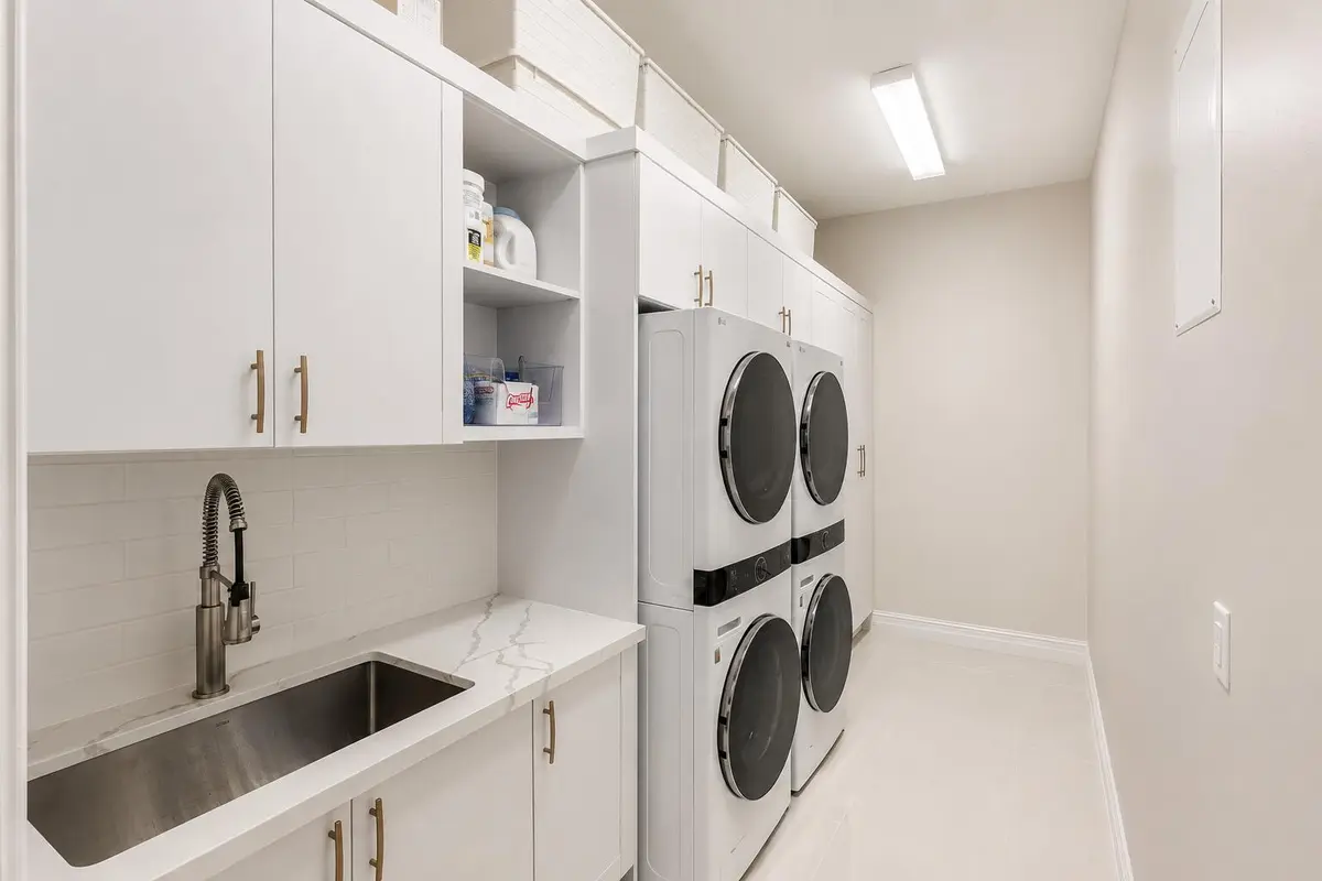 Laundry room revised at 9045 VISTA Way, Parkland