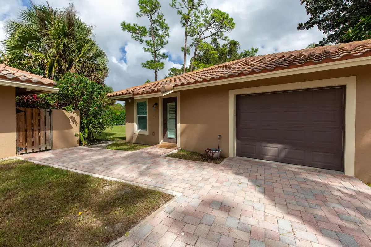 Front Entry at 352 WINDOW ROCK Drive, Wellington
