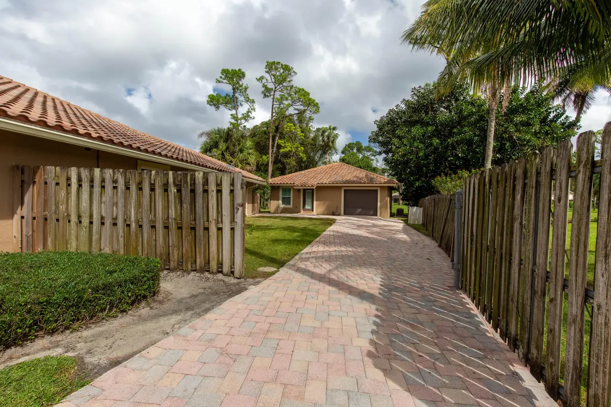 Private Driveway at 352 WINDOW ROCK Drive, Wellington