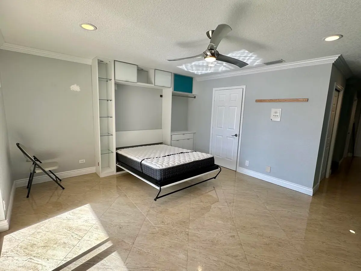 1st floor-Murphy bed at 4230 N Ocean Drive, Hollywood