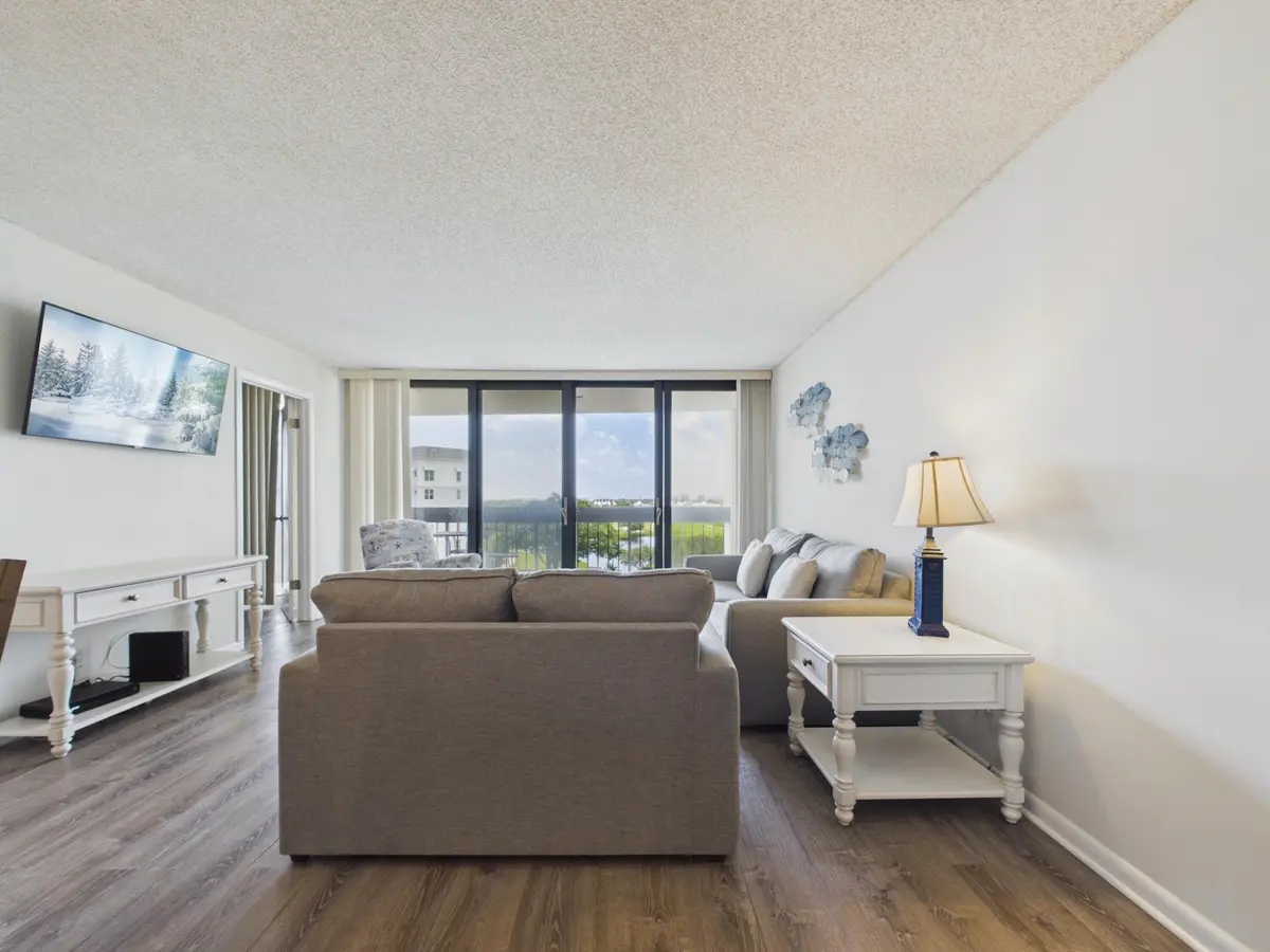LIVING DINING at 2400 PRESIDENTIAL Way 704, West Palm Beach