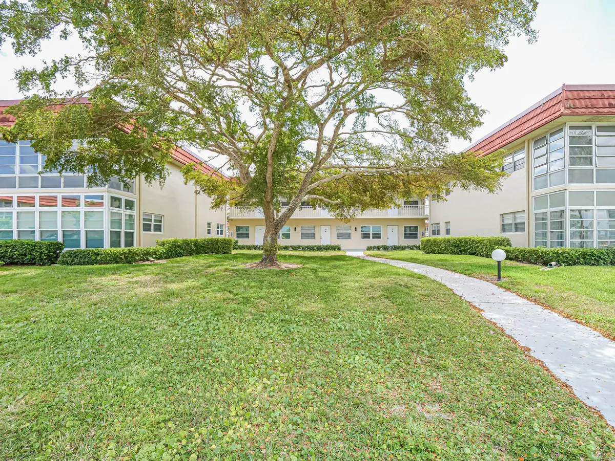 41 WOODLAND Drive 205, Vero Beach, FL – photo 1