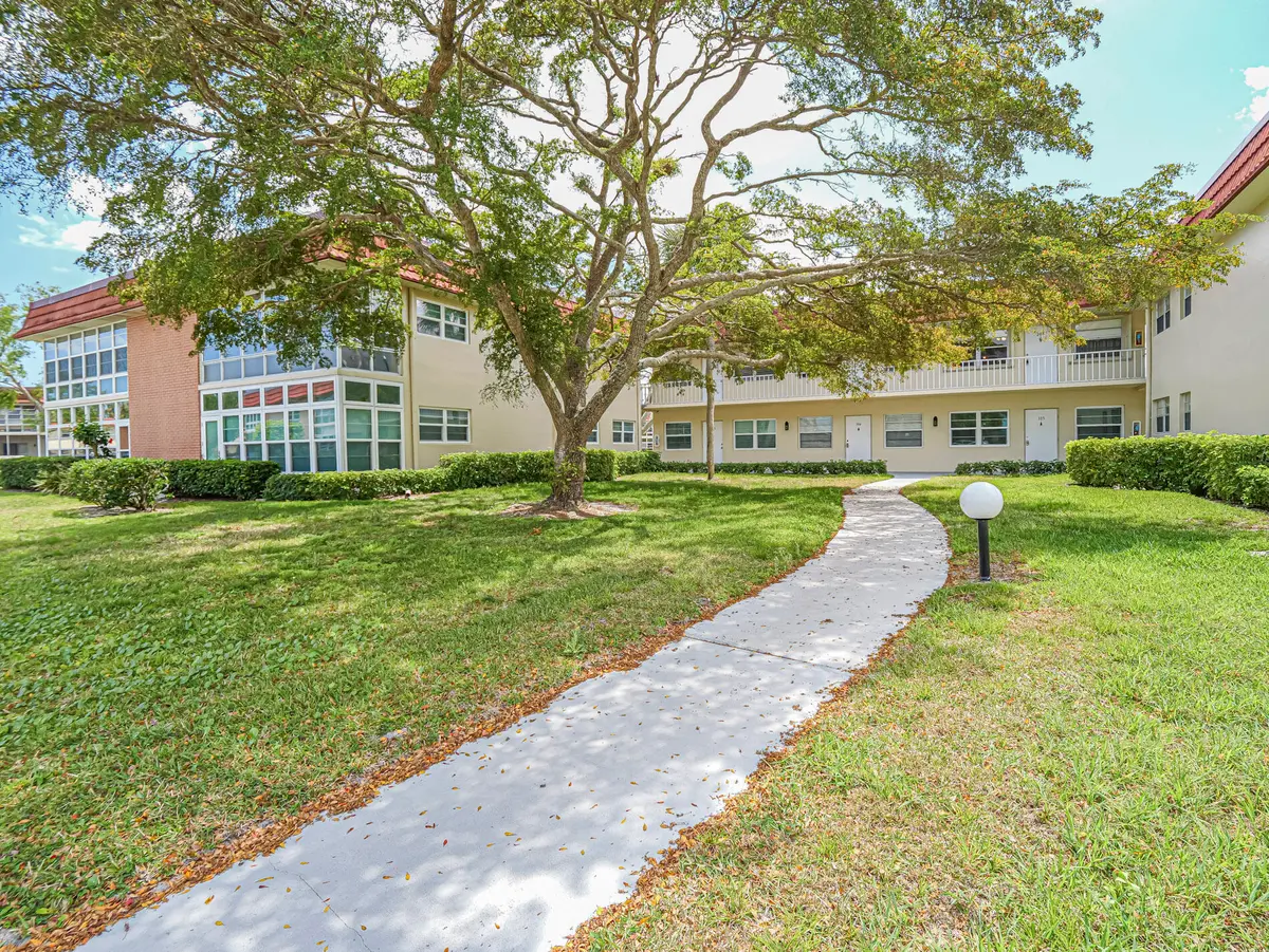 41 WOODLAND Drive 205, Vero Beach, FL – photo 2
