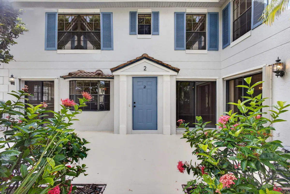 Private patio at 350 Prestwick Circle 2, Palm Beach Gardens