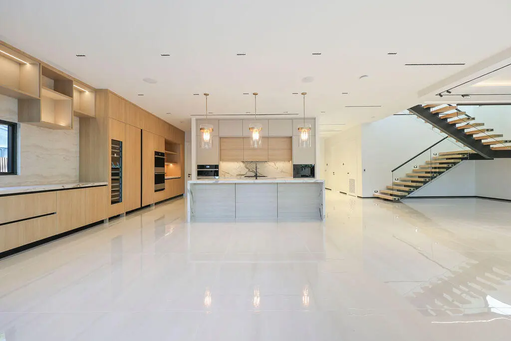 DI8A7500 at 728 NE 17th Terrace, Fort Lauderdale