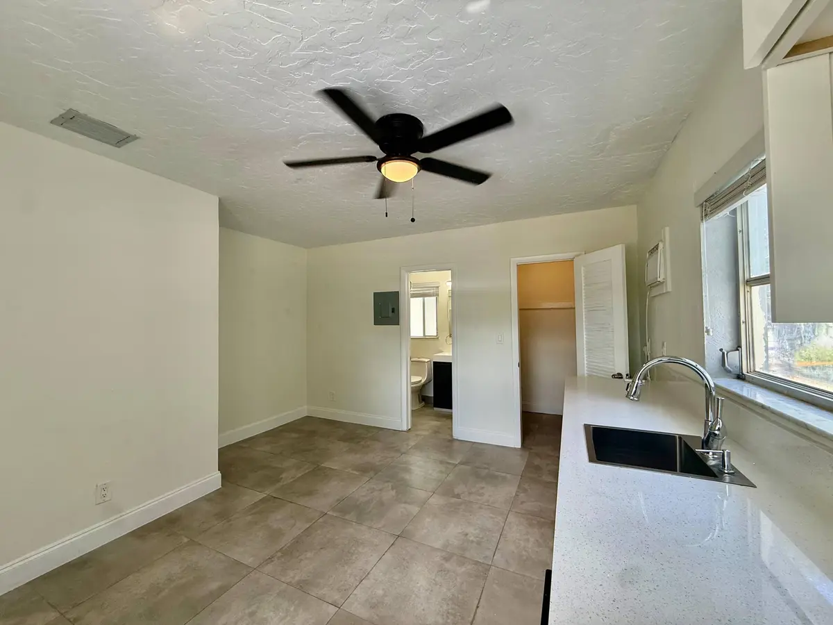 WhatsApp Image 2026-08-27 at 08.44.59 (1 at 3684 NE 11th Avenue Unit 4, Oakland Park