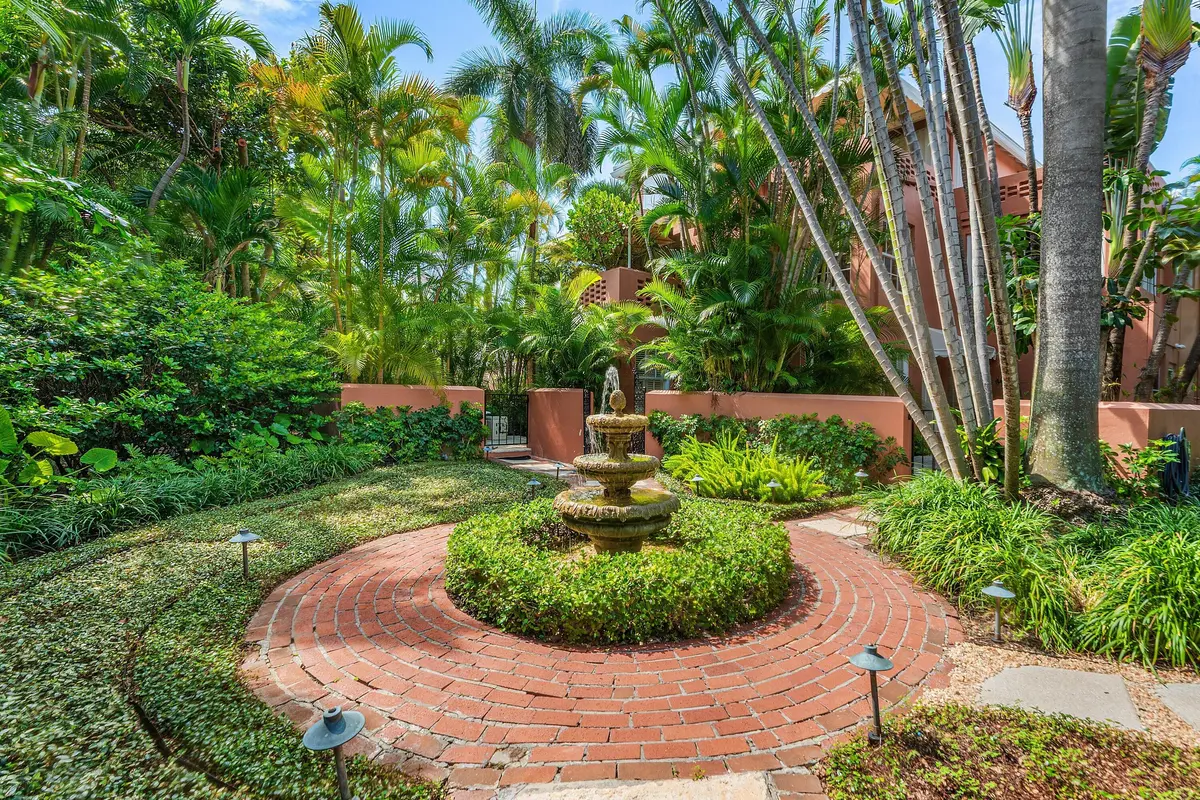003 215 Phipps Plaza at 215 PHIPPS Plaza 2, Palm Beach