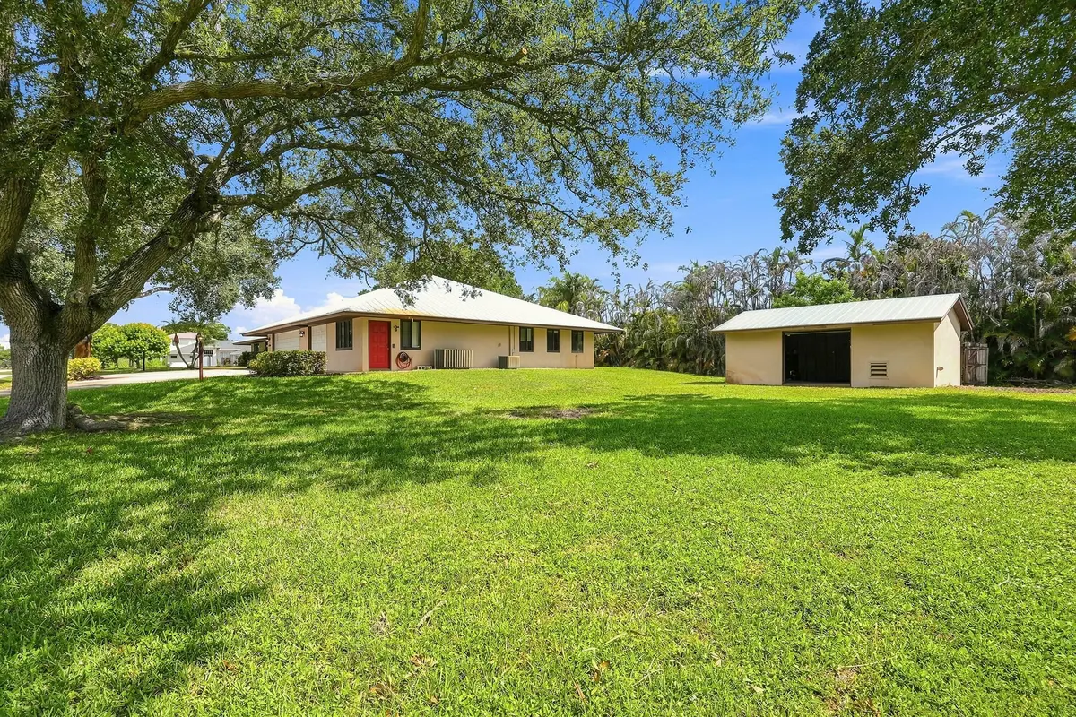 53_side yard and hobby shop at 2381 SW BAYSHORE Boulevard, Port St. Lucie